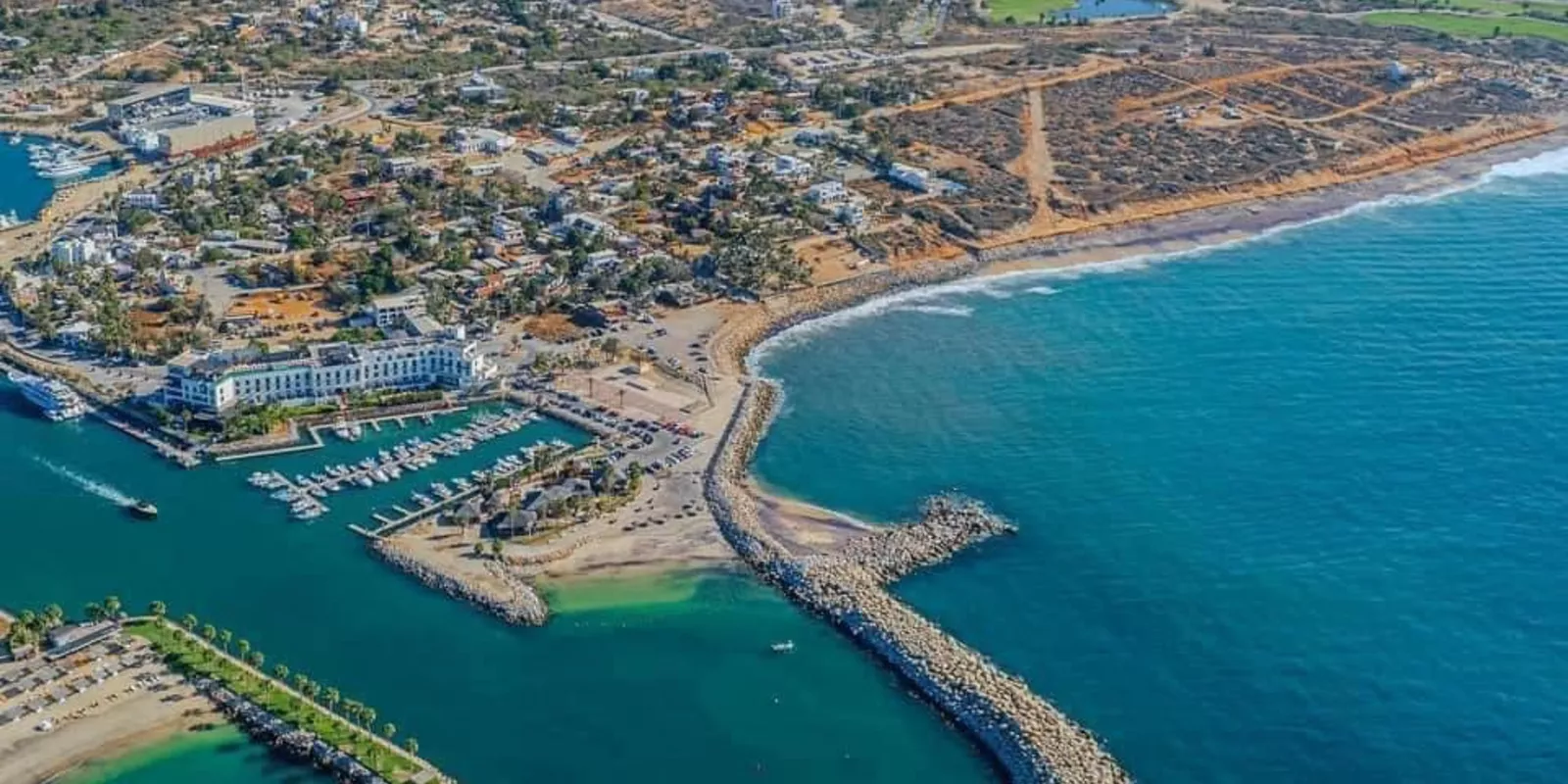 ­​​​​​​​  Pueblo de La Playa: Donde la Tradición se Encuentra con el Lujo